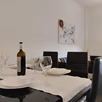 Zoe's Luxury - Private Parking